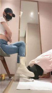 【美娜格格】牛仔裤短靴-胯下辱/人体擦鞋器/脚插嘴_绳缚吧