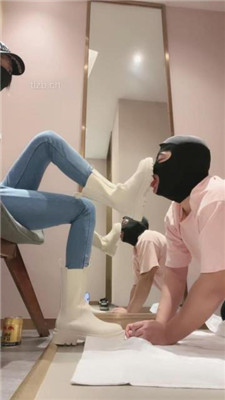 图片[2]_【美娜格格】牛仔裤短靴-胯下辱/人体擦鞋器/脚插嘴_绳缚吧