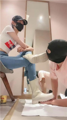 图片[3]_【美娜格格】牛仔裤短靴-胯下辱/人体擦鞋器/脚插嘴_绳缚吧
