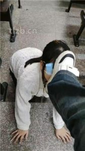 【爱可呀】教室开发素人S-母畜-跪舔多人多双脏鞋_绳缚吧