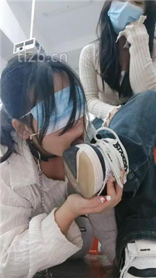 图片[6]_【爱可呀】教室开发素人S-母畜-跪舔多人多双脏鞋_绳缚吧