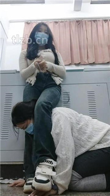 图片[16]_【爱可呀】教室开发素人S-母畜-跪舔多人多双脏鞋_绳缚吧