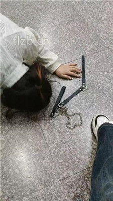 图片[18]_【爱可呀】教室开发素人S-母畜-跪舔多人多双脏鞋_绳缚吧