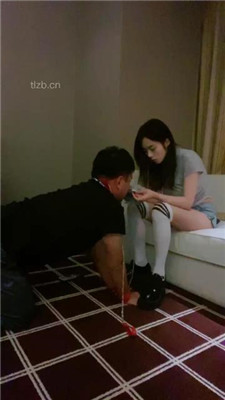 图片[4]_【不知名美女】掐拧胳膊-及膝袜捂脸窒息/数据线狠抽/踩踏_绳缚吧