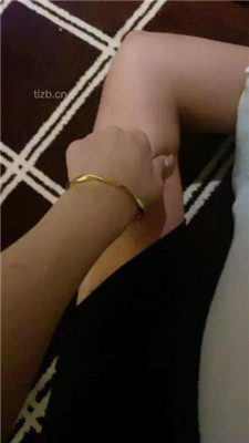 图片[13]_【不知名美女】掐拧胳膊-及膝袜捂脸窒息/数据线狠抽/踩踏_绳缚吧