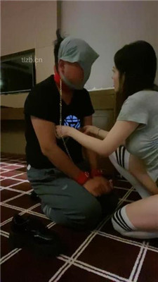图片[15]_【不知名美女】掐拧胳膊-及膝袜捂脸窒息/数据线狠抽/踩踏_绳缚吧