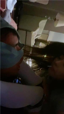 图片[17]_【不知名美女】掐拧胳膊-及膝袜捂脸窒息/数据线狠抽/踩踏_绳缚吧