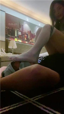 图片[18]_【不知名美女】掐拧胳膊-及膝袜捂脸窒息/数据线狠抽/踩踏_绳缚吧