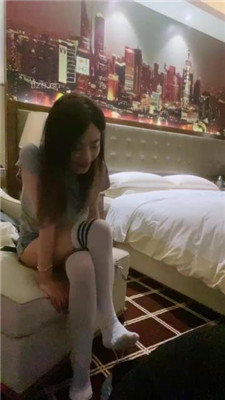 图片[20]_【不知名美女】掐拧胳膊-及膝袜捂脸窒息/数据线狠抽/踩踏_绳缚吧