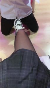 【于于鱼】高跟踩踏碾压-狗链拴狗-舔运动鞋黑丝高跟_绳缚吧