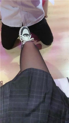 【于于鱼】高跟踩踏碾压-狗链拴狗-舔运动鞋黑丝高跟_绳缚吧