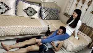 牛仔裤坐脸腿绞杀_绳缚吧