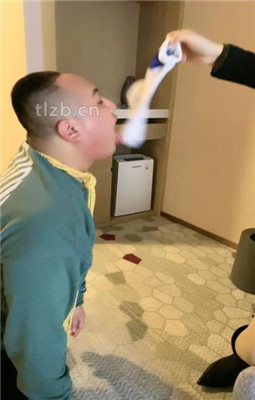 图片[19]_【酒鸽】双S-人体烟灰缸-长靴小白鞋踩/踩踏/骑马/闻臭白袜_绳缚吧