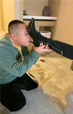 图片[20]_【酒鸽】双S-人体烟灰缸-长靴小白鞋踩/踩踏/骑马/闻臭白袜_绳缚吧