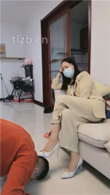 图片[2]_【凌儿女神】舔脏鞋底裸足/物化脚垫/骑马_绳缚吧