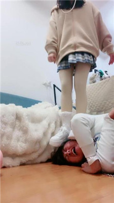 图片[7]-桃子老师】小白鞋棉袜萝莉主楼道遛狗-绳艺资源网