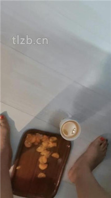 图片[7]-西安天使】桌下视角恋足舔-踩踏喂食-绳艺资源网