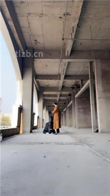 【辣姐】户外荒地遛狗-藤条抽/舔泥巴脏鞋底/骑马_绳缚吧
