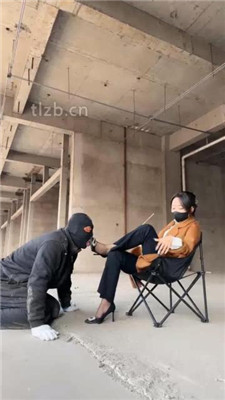图片[2]-辣姐】户外荒地遛狗-藤条抽/舔泥巴脏鞋底/骑马-绳艺资源网
