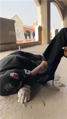 图片[3]-辣姐】户外荒地遛狗-藤条抽/舔泥巴脏鞋底/骑马-绳艺资源网