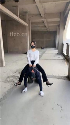图片[9]-辣姐】户外荒地遛狗-藤条抽/舔泥巴脏鞋底/骑马-绳艺资源网