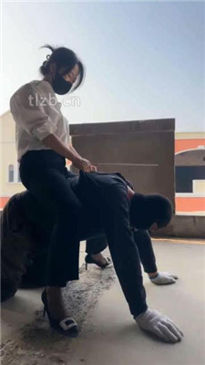 图片[11]-辣姐】户外荒地遛狗-藤条抽/舔泥巴脏鞋底/骑马-绳艺资源网