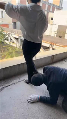 图片[14]-辣姐】户外荒地遛狗-藤条抽/舔泥巴脏鞋底/骑马-绳艺资源网
