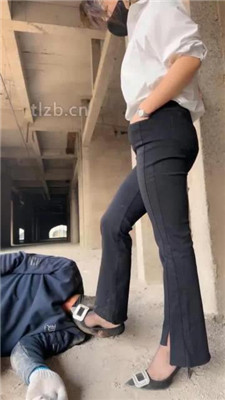 图片[15]-辣姐】户外荒地遛狗-藤条抽/舔泥巴脏鞋底/骑马-绳艺资源网