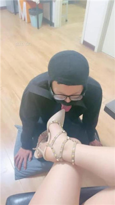 图片[4]-嘉一】跪舔铆钉高跟美足-绳艺资源网