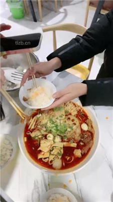 图片[4]-玥樾】吃饭不忘挑逗狗-绳艺资源网