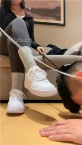 【你的美女祖宗】臣服脚下的狗_绳缚吧