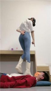 【美娜格格】白短靴&AJ全体重踩地毯_绳缚吧