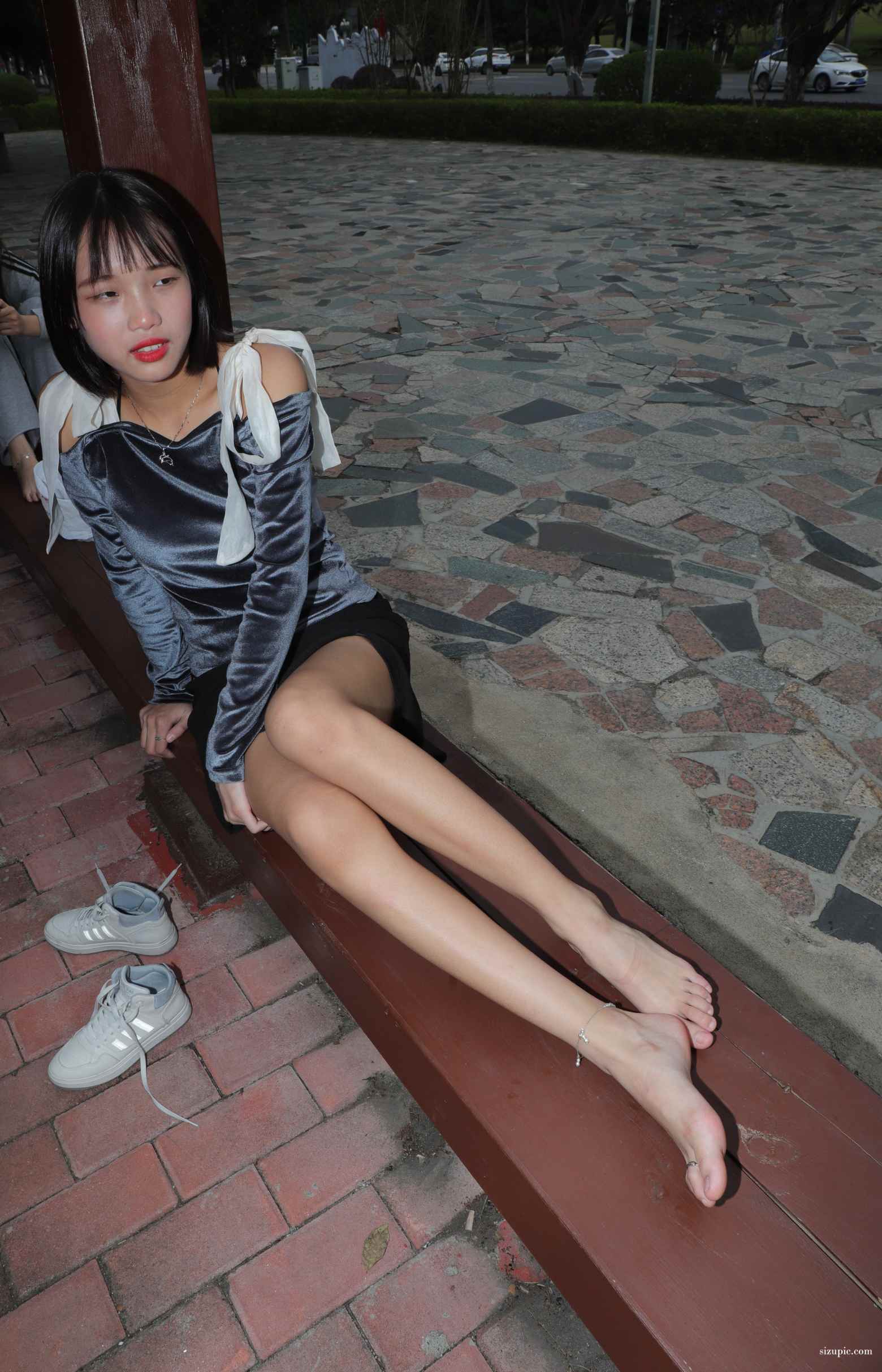 [Pary学生模拍]028新模极品女神丽丽首发.长廊展示38码美脚_绳缚吧