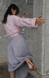 [Pary学生模拍]017小淇穿上汉服赤脚游玩古镇_绳缚吧