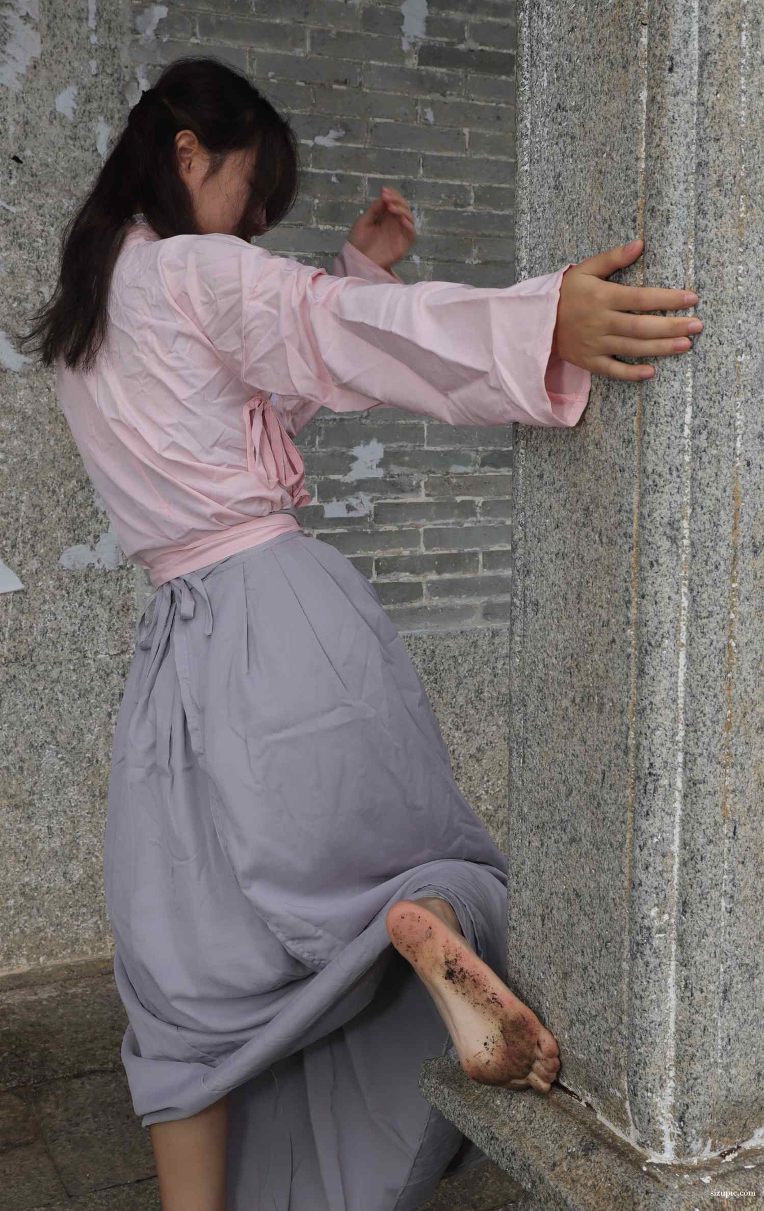 [Pary学生模拍]017小淇穿上汉服赤脚游玩古镇_绳缚吧