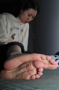 [Pary学生模拍]015极品美女小芳第一季超近距离拍摄脚底_绳缚吧