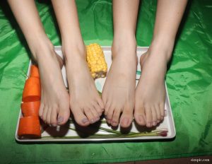 [Pary学生模拍]035表妹与小芳拍完美脚拍食物去_绳缚吧