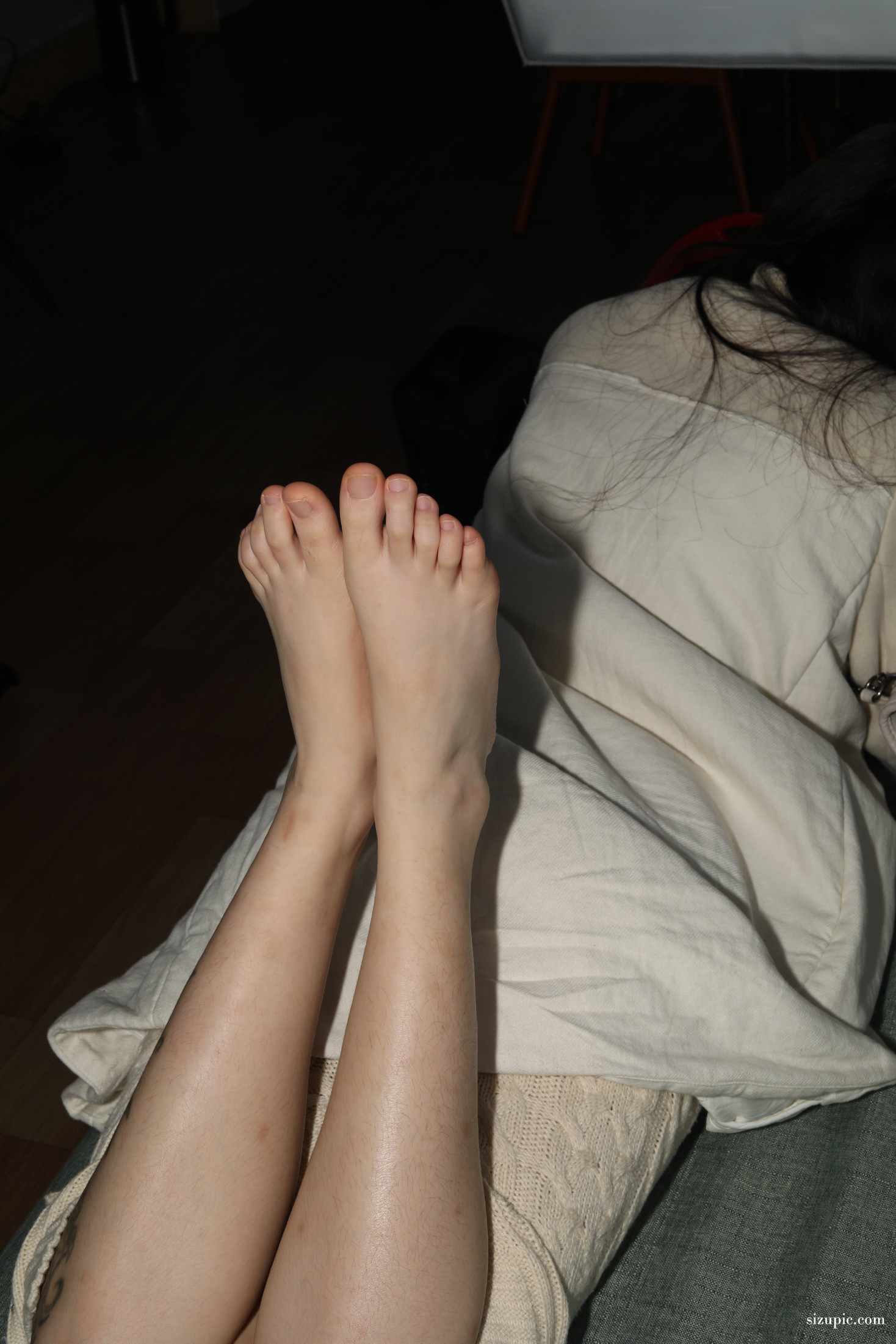 [Pary学生模拍]046大美女琪琪脚底大餐，近距离脚底特写，汗腺清晰可见_绳缚吧
