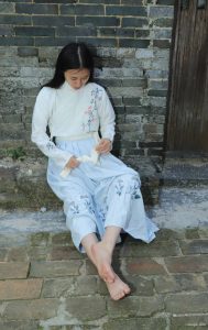 [Pary学生模拍]049极品美女小芳穿上汉服古镇赤脚_绳缚吧
