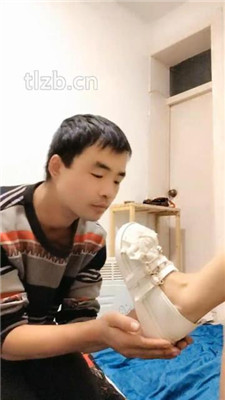 【鱼子酱】跪舔萝莉S的脏鞋子_绳缚吧