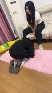 【最浪女慕】强迫闺蜜舔脏鞋/耳光/掐脖【完整版】_绳缚吧