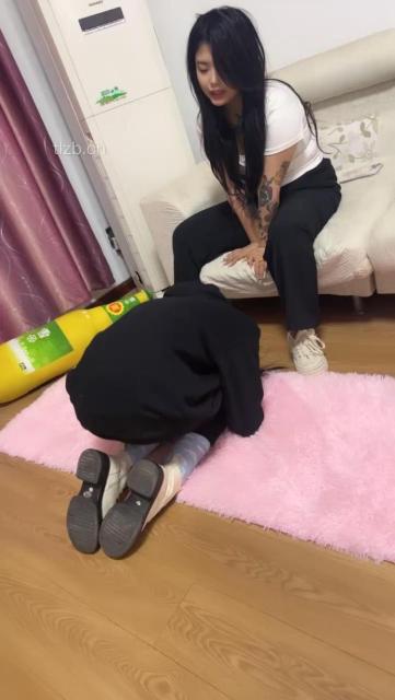 【最浪女慕】强迫闺蜜舔脏鞋/耳光/掐脖【完整版】_绳缚吧