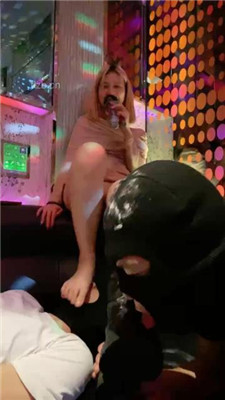 图片[15]-甜味药丸】KTV虐双狗-舔脚深喉/转胯骑马/口水吐狗脸-绳艺资源网