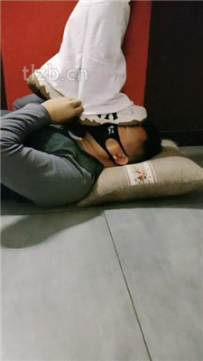 图片[2]-郡主大人】运动鞋全体重踩踏/棉袜塞嘴双视角版】-绳艺资源网