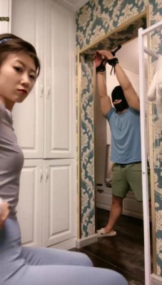 跆拳道小姐姐踢裆折磨后天脚汗闻袜子_绳缚吧