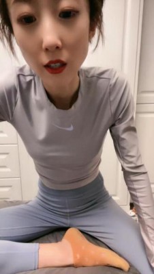图片[18]_跆拳道小姐姐踢裆折磨后天脚汗闻袜子_绳缚吧