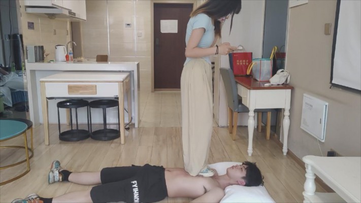 图片[3]_【00后小彤】脏帆布鞋全体重踩18岁毯子，插嘴_绳缚吧