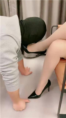 【赵奈奈】跪舔高跟丝袜美腿_绳缚吧