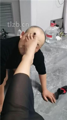【冷御女王】老狗下跪舔主人裸足_绳缚吧