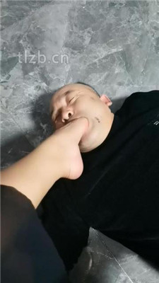 图片[5]-冷御女王】老狗下跪舔主人裸足-绳艺资源网